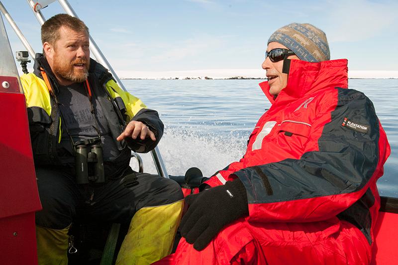Jørgen Berge (t.v.) og Paul Wassmann er begge professorer på UiT Norges arktiske universitet. Foto: Karine Nigar Aarskog / UiT